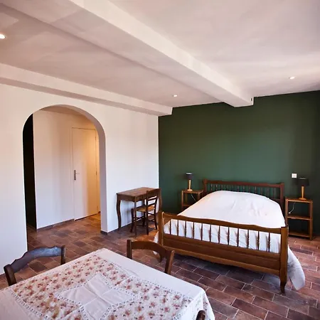 De La Place Hotel *